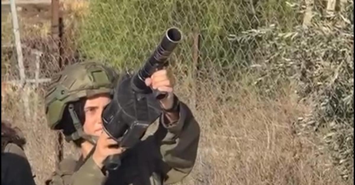 Cisgiordania, coloni e soldatesse israeliane attaccano civili a Kaubar e al Bireh durante raccolta olive, considerata risorsa economica e culturale VIDEO Cisgiordania, coloni e soldatesse israeliane attaccano civili a Kaubar e al Bireh durante raccolta olive, considerata risorsa economica e culturale VIDEO