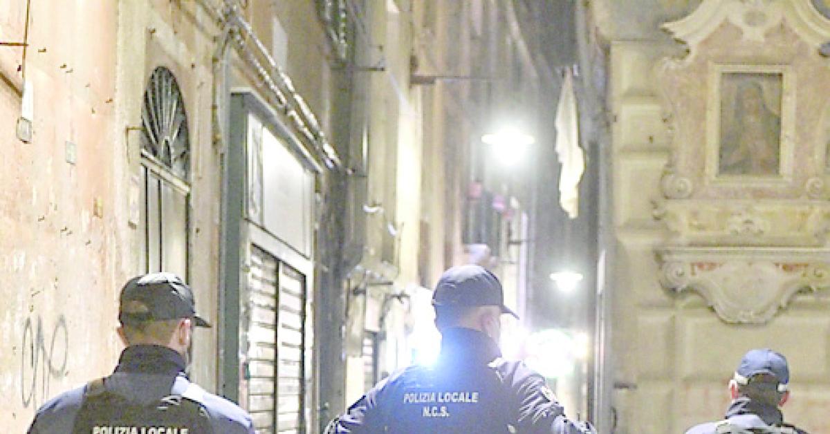 Genova, la polizia locale sgomina la banda che rubava i bagagli ai passeggeri degli autobus turistici Genova, la polizia locale sgomina la banda che rubava i bagagli ai passeggeri degli autobus turistici