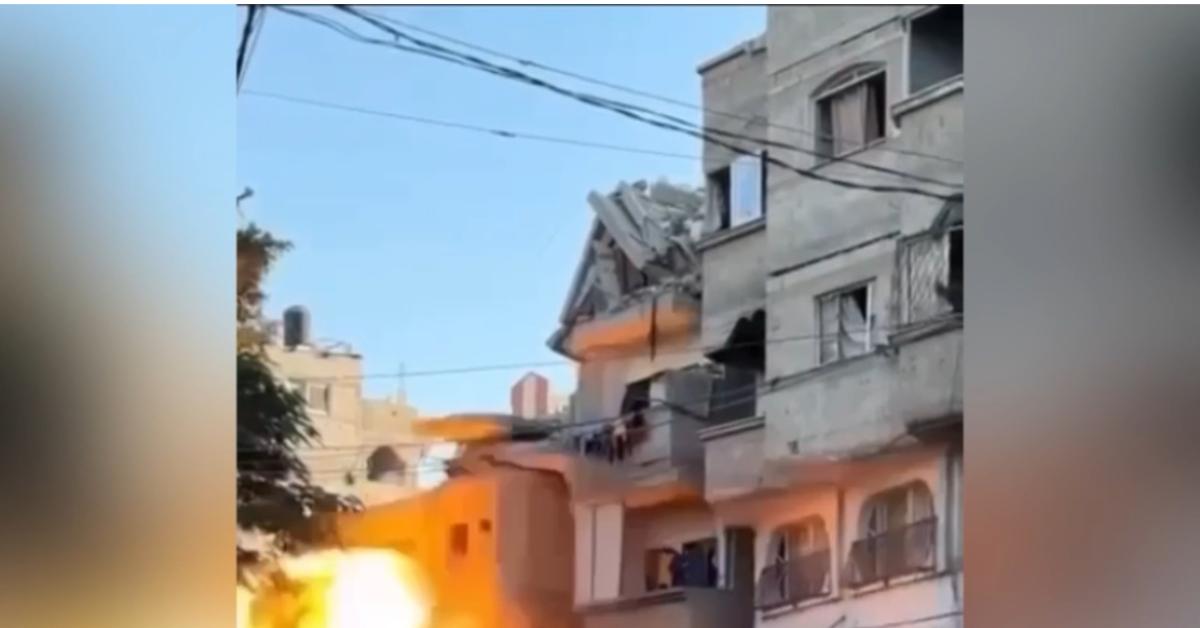 Gaza, raid aerei Idf nel campo profughi di Al Bureij e a est di Khan Younis, violente esplosioni radono al suolo le case VIDEO Gaza, raid aerei Idf nel campo profughi di Al Bureij e a est di Khan Younis, violente esplosioni radono al suolo le case VIDEO