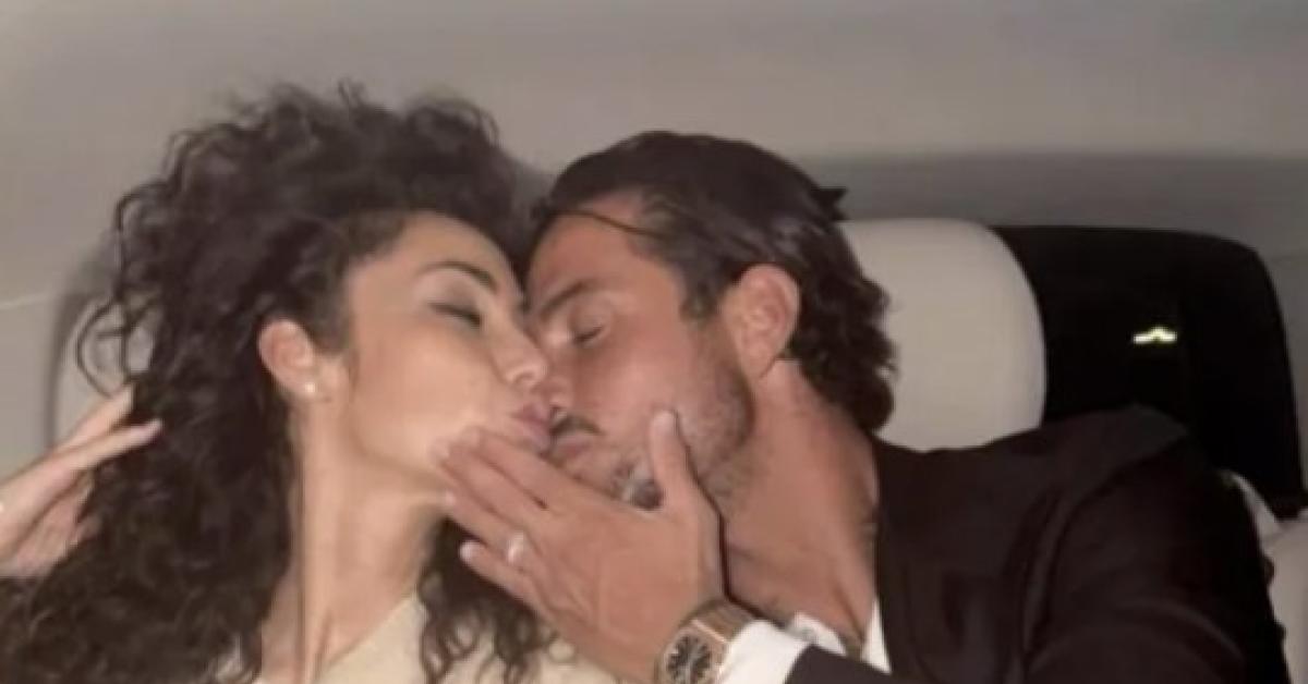 raffaella fico e armando izzo sono insieme ecco il bacio in macchina che ufficializza la relazione tra la modella e il calciatore del monza