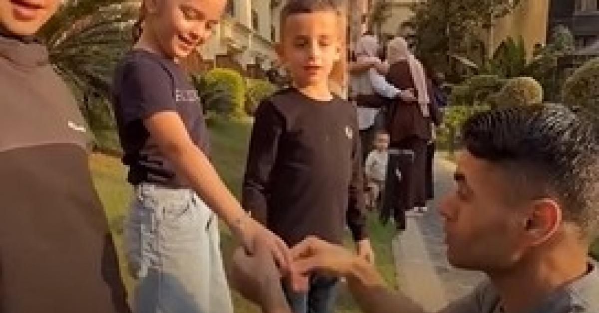 gaza 49enne mahmoud al arida palestinese rimasto in carcere 32 anni si stupisce alla vista di bimbi di 6 anni mai visto bambini prima video