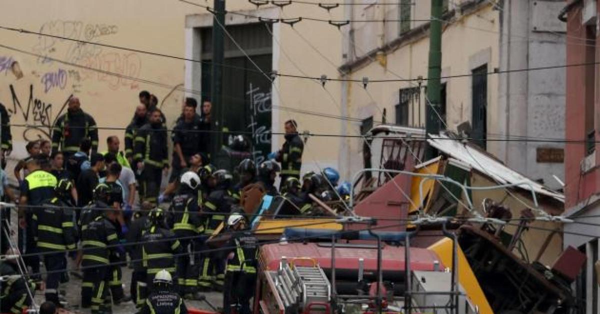 Incidente funicolare Lisbona, il rapporto: "È stato un cavo non certificato per il trasporto di persone a causare la morte di 16 persone" Incidente funicolare Lisbona, il rapporto: "È stato un cavo non certificato per il trasporto di persone a causare la morte di 16 persone"