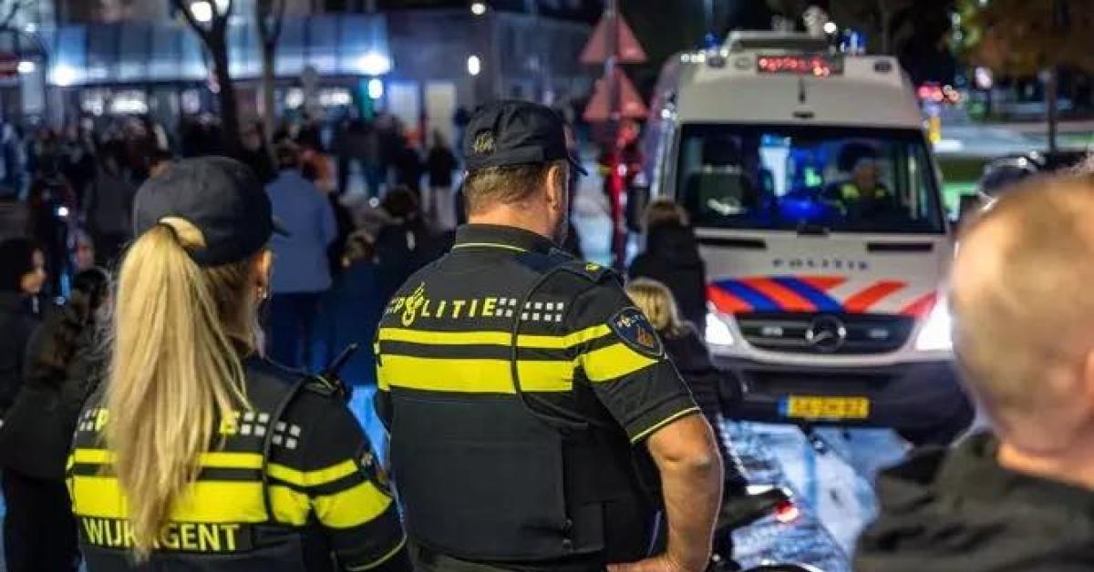 Olanda, arrestati 180 tifosi del Napoli ad Eindhoven prima della partita di Champions col Psv: "Azione preventiva per evitare disordini" Olanda, arrestati 180 tifosi del Napoli ad Eindhoven prima della partita di Champions col Psv: "Azione preventiva per evitare disordini"