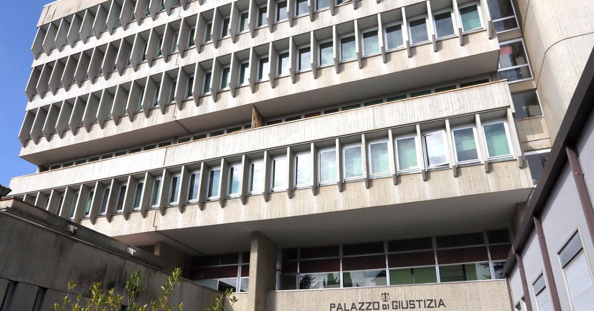 Macerata, assolto 31enne da accusa di "stupro" su 23enne dopo essersi appartati in auto nel 2019, pm: “Non era vergine, sapeva cosa rischiava” Macerata, assolto 31enne da accusa di "stupro" su 23enne dopo essersi appartati in auto nel 2019, pm: “Non era vergine, sapeva cosa rischiava”