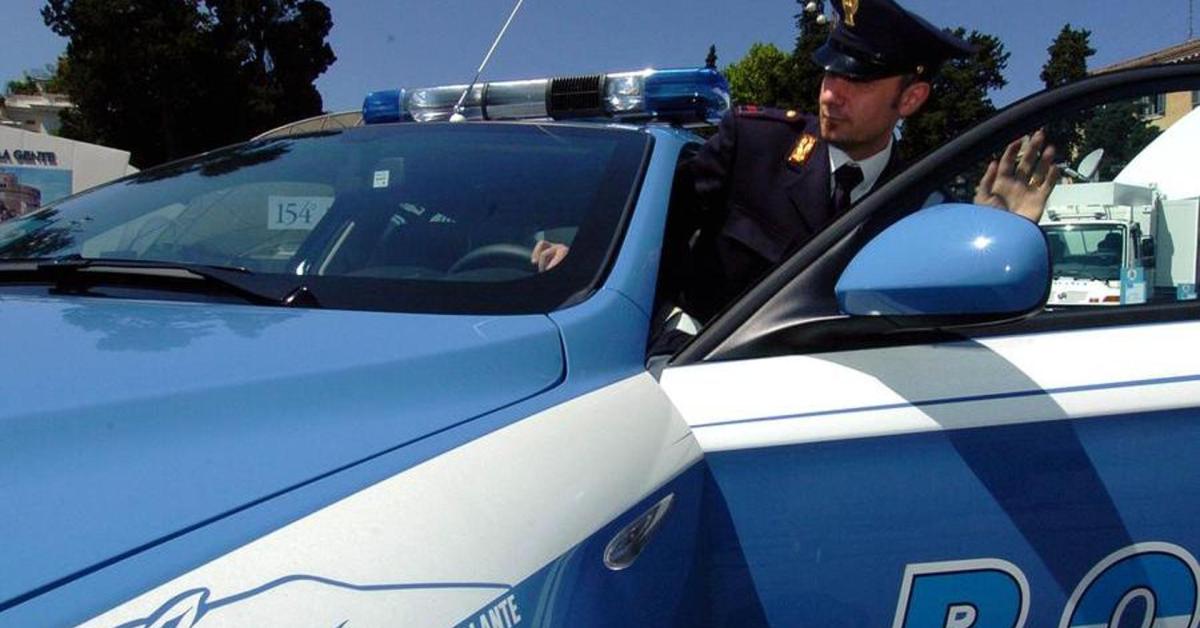 genova lite tra ragazze per uno sguardo di troppo scoppia maxi rissa e la polizia arresta sei giovani