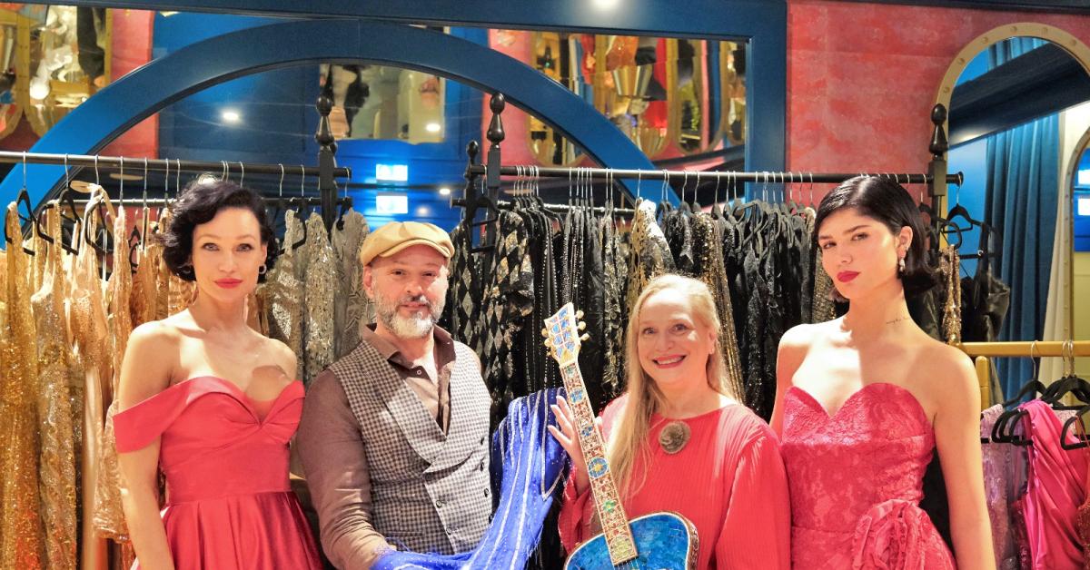 moda eleonora lastrucci veste le chitarre del maestro liutaio fabrizio paoletti l8217eleganza incontra il rock bellezza e musica per un messaggio di pace