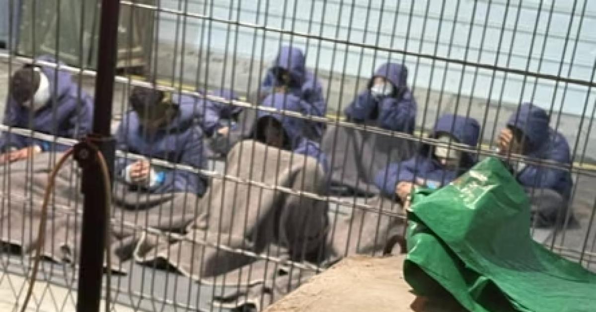 Gaza, prigionieri minorenni palestinesi liberati rivelano: "Noi rapiti nei punti Ghf da Idf, poi pestati e torturati nel carcere Sde Teiman"