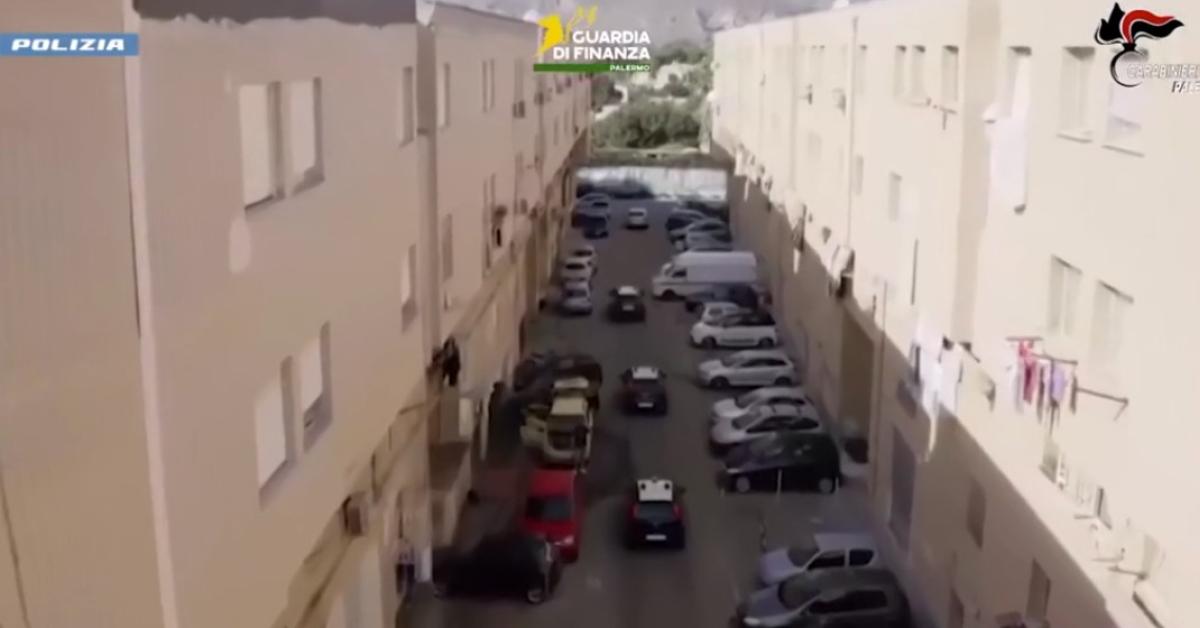 Maxi blitz allo Zen di Palermo, sequestrate dosi di hashish, cocaina e marijuana, 2 arresti per spaccio, 57 denunce, oltre €50mila di multe VIDEO Maxi blitz allo Zen di Palermo, sequestrate dosi di hashish, cocaina e marijuana, 2 arresti per spaccio, 57 denunce, oltre €50mila di multe VIDEO