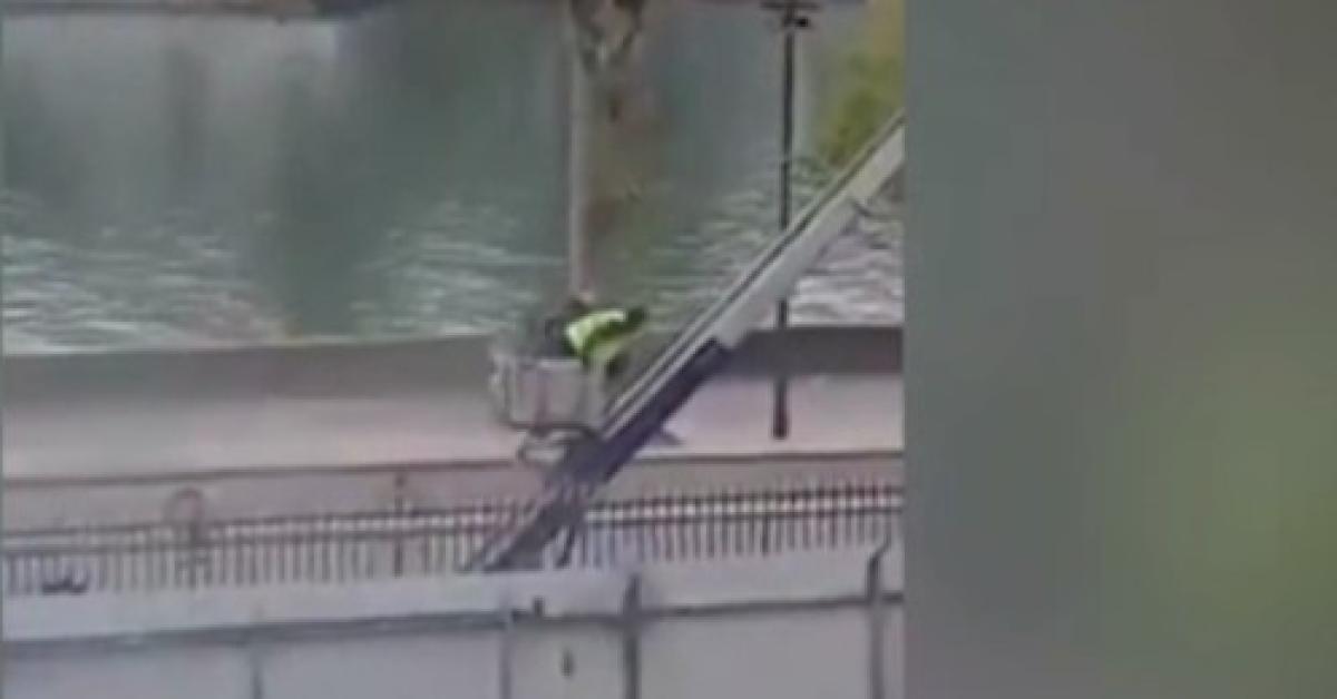 furto al museo del louvre i ladri scendono dal montacarichi e fuggono in scooter con il bottino da 8364 88 milioni video