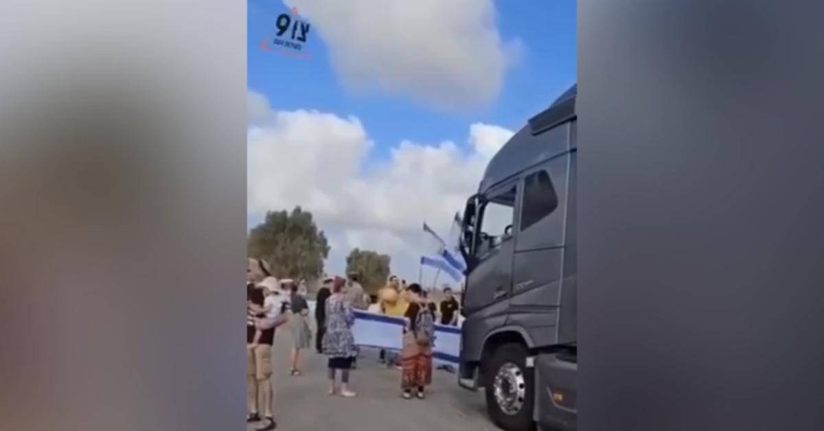 Gaza, coloni israeliani bloccano ingresso tir con aiuti umanitari, occupano la strada e sventolano bandiera dello Stato ebraico VIDEO Gaza, coloni israeliani bloccano ingresso tir con aiuti umanitari, occupano la strada e sventolano bandiera dello Stato ebraico VIDEO