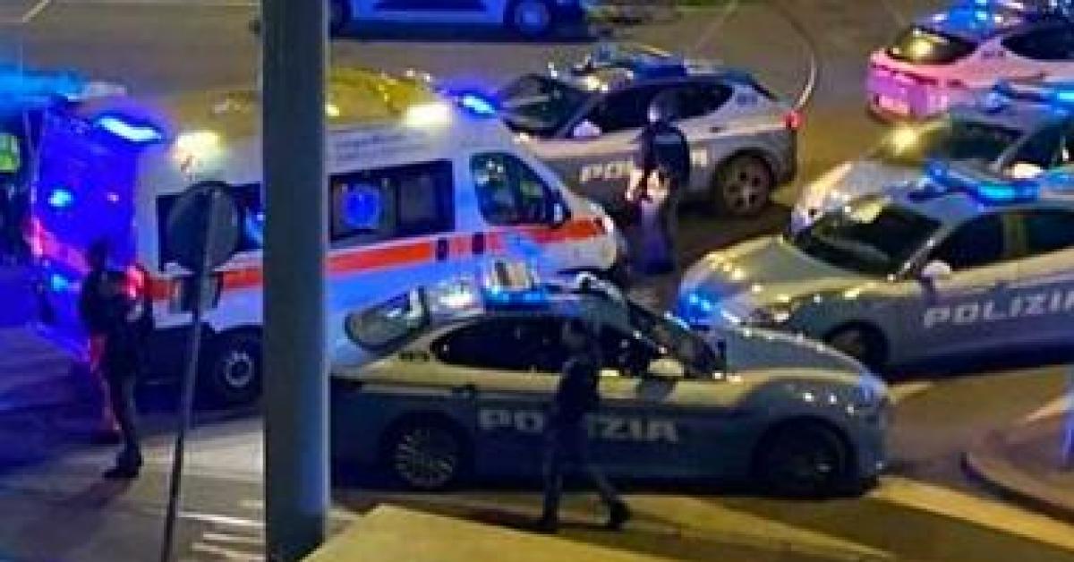 Milano banlieue, due ragazzi di 17 e 18 anni accoltellati da un gruppo di uomini nordafricani in viale Camoens, grave il più grande Milano banlieue, due ragazzi di 17 e 18 anni accoltellati da un gruppo di uomini nordafricani in viale Camoens, grave il più grande