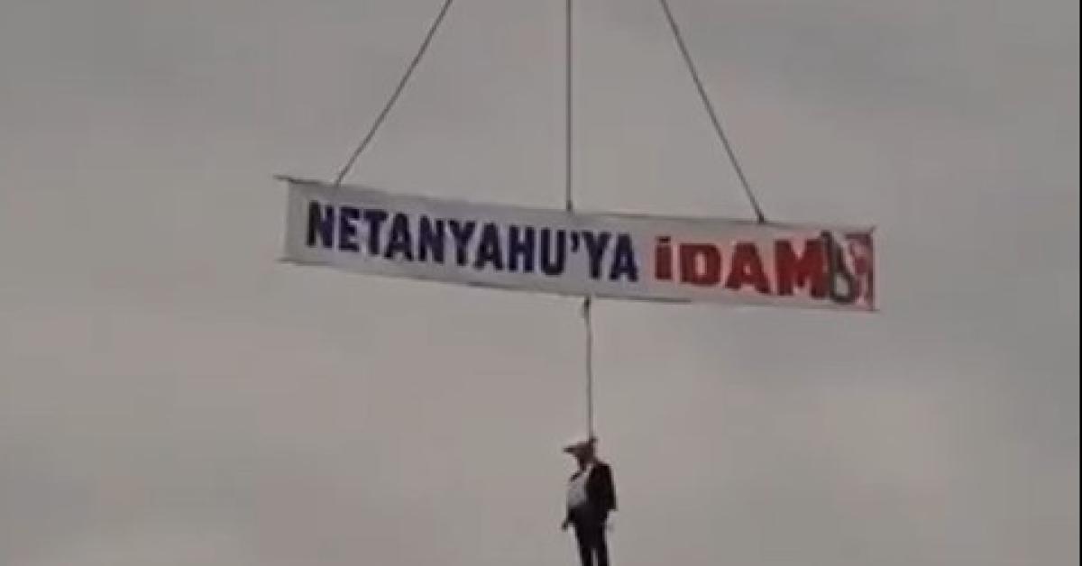 Trebisonda (Turchia), manifestanti appendono a gru effigie raffigurante premier israeliano accompagnata da scritta "Esecuzione a Netanyahu"   VIDEO Trebisonda (Turchia), manifestanti appendono a gru effigie raffigurante premier israeliano accompagnata da scritta "Esecuzione a Netanyahu"   VIDEO