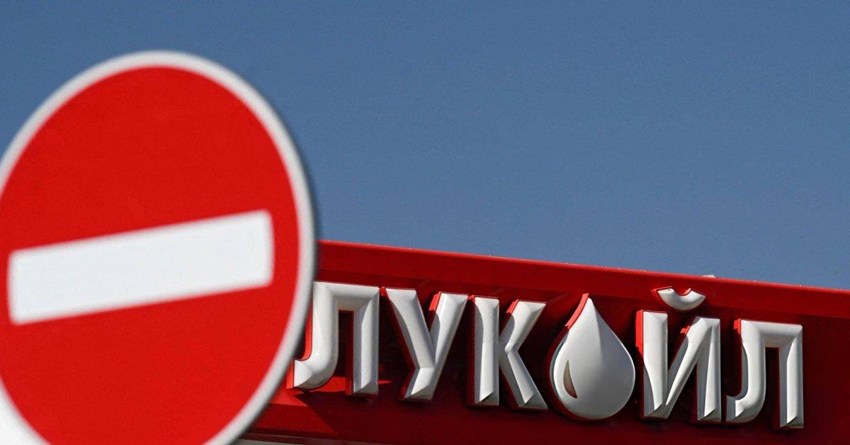 Lukoil, compagnia petrolifera russa annuncia vendita dei propri asset esteri dopo sanzioni Usa, deteneva circa il 17% della produzione di Mosca Lukoil, compagnia petrolifera russa annuncia vendita dei propri asset esteri dopo sanzioni Usa, deteneva circa il 17% della produzione di Mosca