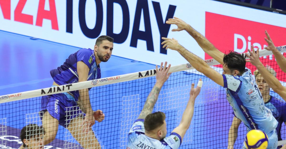 Superlega, Vero Volley supera Cuneo 3 1 e conquista la prima vittoria della stagione: i ragazzi di coach Eccheli mandano in delirio l Superlega, Vero Volley supera Cuneo 3 1 e conquista la prima vittoria della stagione: i ragazzi di coach Eccheli mandano in delirio l
