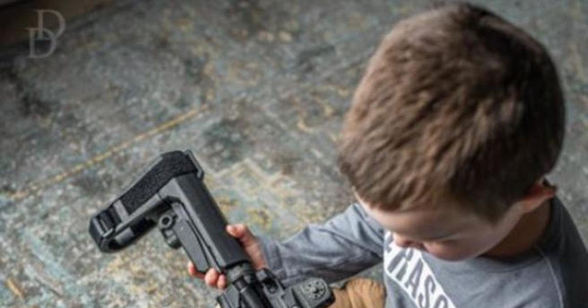Usa, sempre più bambini chiamati con il nome di armi, picco tra il 2021 e il 2022: da Wesson, Caliber e Shooter a Cannon, Colt e Winchester