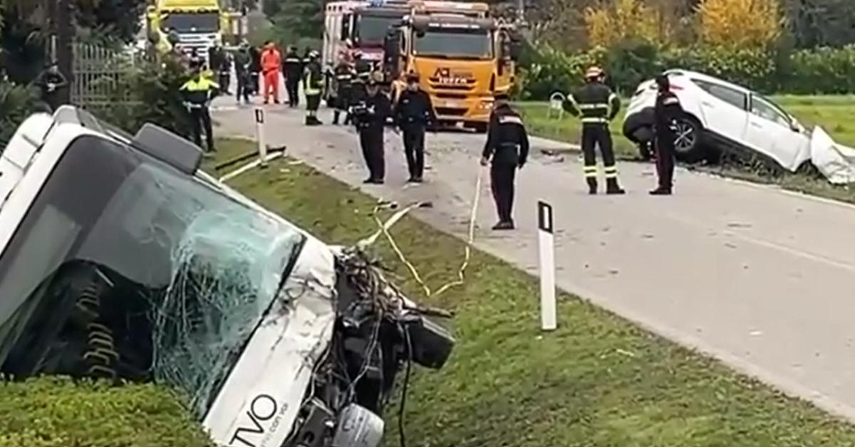 Piavon di Oderzo (Treviso), incidente tra bus di studenti e auto: 15 ragazzi feriti, morto autista 85enne del Suv, guidava con patente scaduta   VIDEO Piavon di Oderzo (Treviso), incidente tra bus di studenti e auto: 15 ragazzi feriti, morto autista 85enne del Suv, guidava con patente scaduta   VIDEO