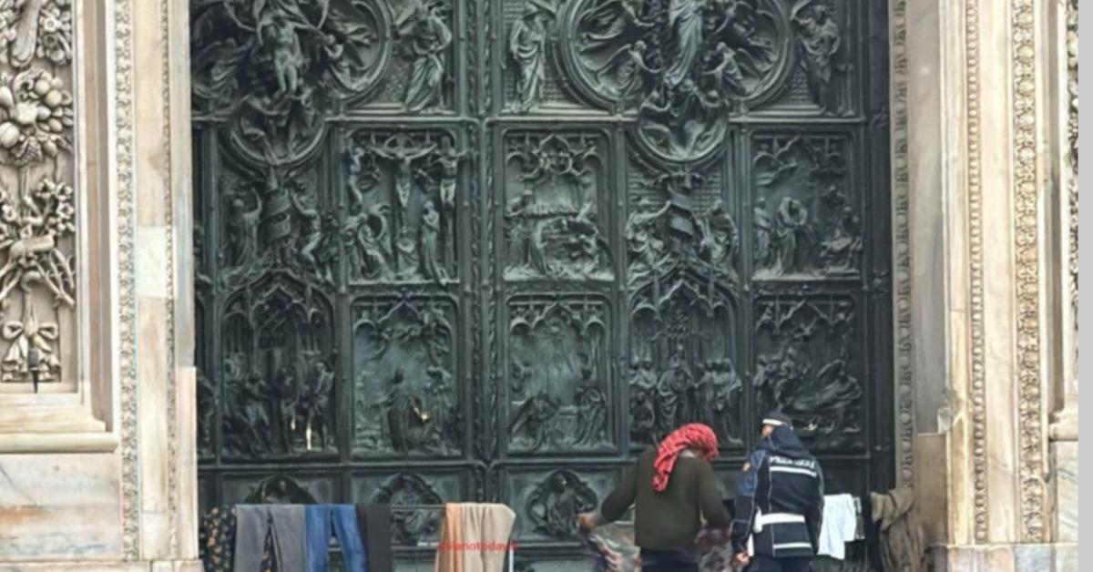 milano banlieue clochard 21enne egiziano stende i panni davanti al portone del duomo portato all ospedale san paolo per valutazione psichica