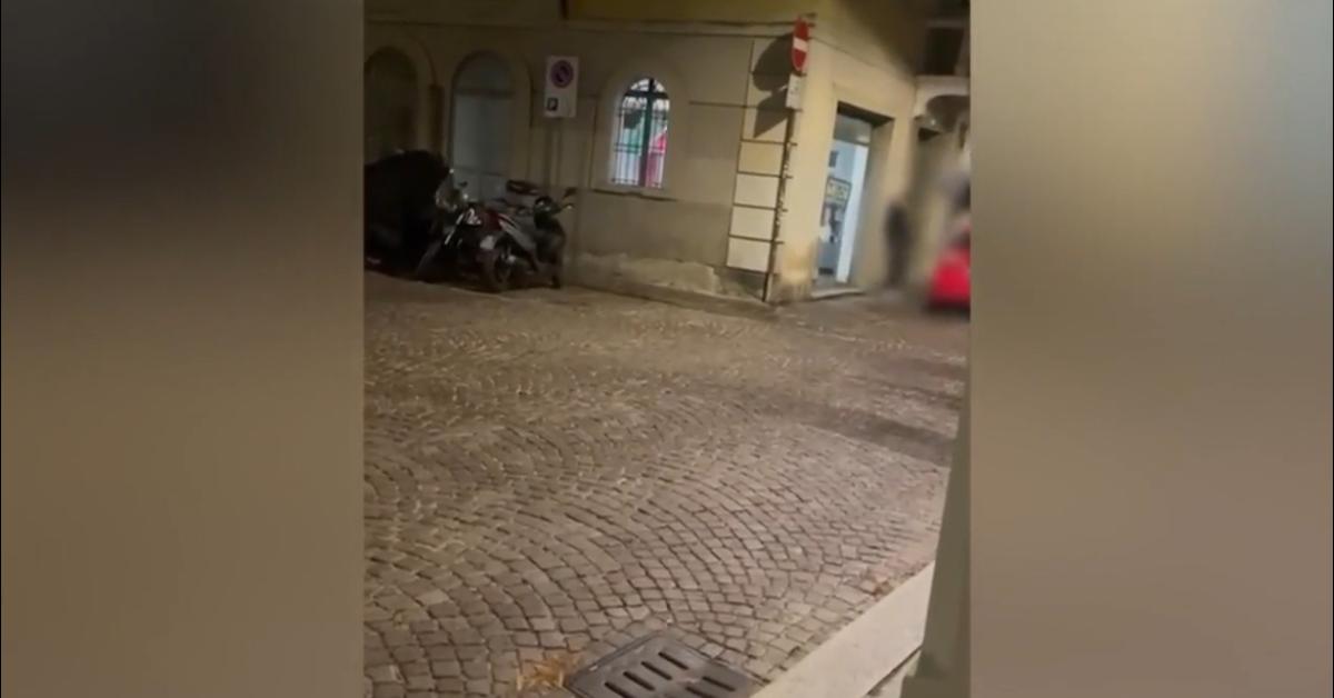 Cori fascisti nella sede FdI a Parma: “Camicia nera trionferà”, Roscani (FdI): “Niente lezioni dal Pd che inneggia alle brigate rosse”   VIDEO Cori fascisti nella sede FdI a Parma: “Camicia nera trionferà”, Roscani (FdI): “Niente lezioni dal Pd che inneggia alle brigate rosse”   VIDEO