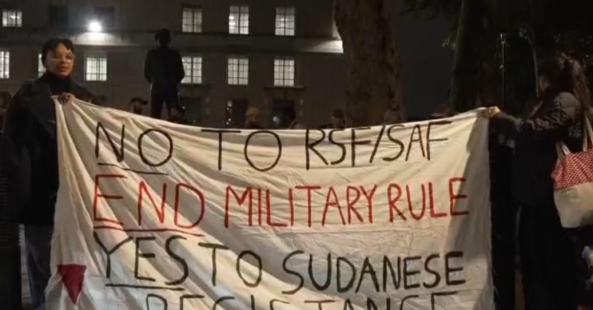 Londra, proteste di centinaia di manifestanti pro Sudan a Downing Street per accusare Emirati Arabi Uniti di complicità in genocidio con le RSF   VIDEO Londra, proteste di centinaia di manifestanti pro Sudan a Downing Street per accusare Emirati Arabi Uniti di complicità in genocidio con le RSF   VIDEO
