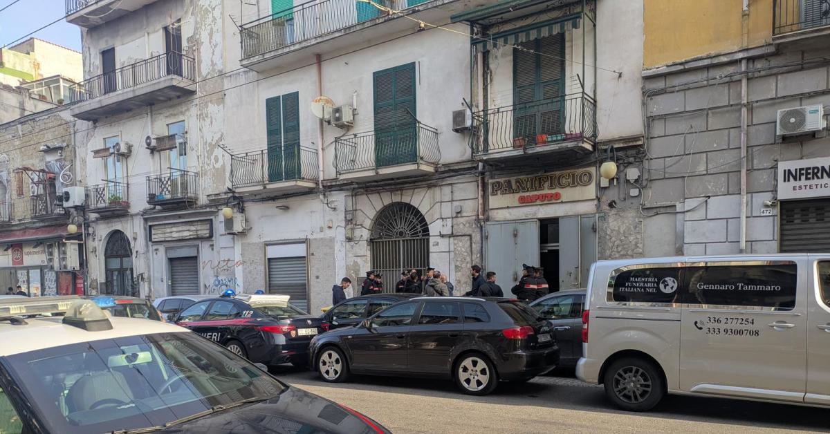 Notte di sangue a Napoli: ammazzato a colpi di pistola operaio 18enne incensurato; trovato cadavere in un palazzo; 16enne gambizzato dopo serata Notte di sangue a Napoli: ammazzato a colpi di pistola operaio 18enne incensurato; trovato cadavere in un palazzo; 16enne gambizzato dopo serata