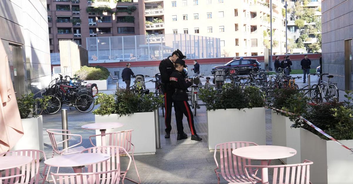 Milano, donna 43enne accoltellata alla schiena con lama da 25cm in piazza Gae Aulenti alle 9 del mattino, aggressore in fuga - VIDEO