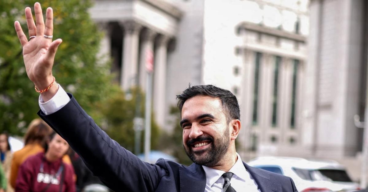 Elezioni New York, Mamdani nuovo sindaco, exit poll al 45% e primi spogli al 43%, oltre 10 punti di distacco su Cuomo: la svolta anti imperialismo Usa e Israele