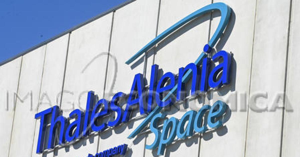 Thales Alenia Space, davanti alla sede torinese la protesta di un blocco anti militarista, tra fumogeni e slogan di pace Thales Alenia Space, davanti alla sede torinese la protesta di un blocco anti militarista, tra fumogeni e slogan di pace