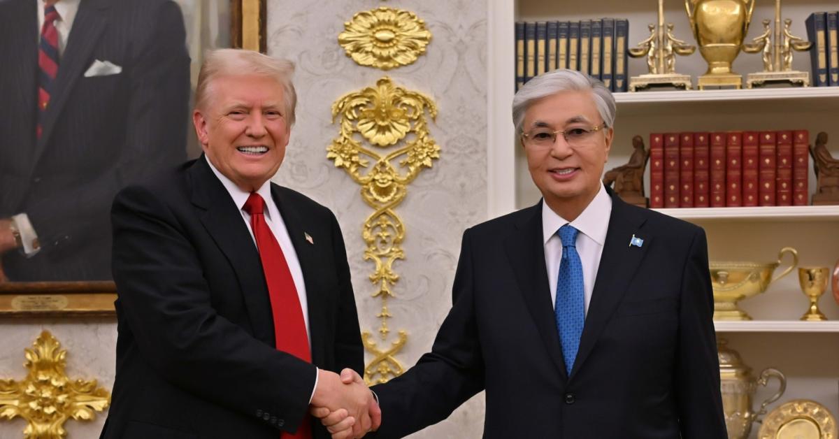 Kazakistan firma Accordi di Abramo, Trump elogia presidente Kassym Jomart Tokayev: “Un grande, suo Paese ha ricche risorse naturali” Kazakistan firma Accordi di Abramo, Trump elogia presidente Kassym Jomart Tokayev: “Un grande, suo Paese ha ricche risorse naturali”