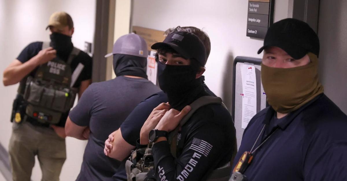 Usa, le squadracce mascherate di Trump e l Usa, le squadracce mascherate di Trump e l