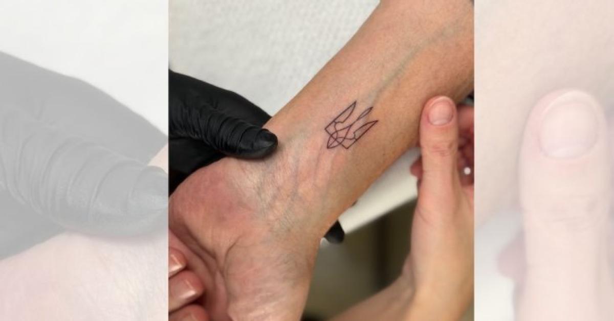 Carlo Calenda si fa tatuare sul braccio il tridente ucraino: quando l Carlo Calenda si fa tatuare sul braccio il tridente ucraino: quando l