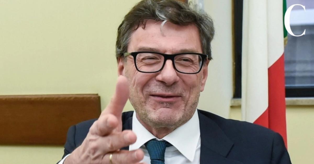 Giorgetti difende manovra 2026: “Massacrati da Istat, Bankitalia, Upb e CdC, abbiamo aiutato il ceto medio, chi guadagna 2000 euro al mese non è ricco” Giorgetti difende manovra 2026: “Massacrati da Istat, Bankitalia, Upb e CdC, abbiamo aiutato il ceto medio, chi guadagna 2000 euro al mese non è ricco”