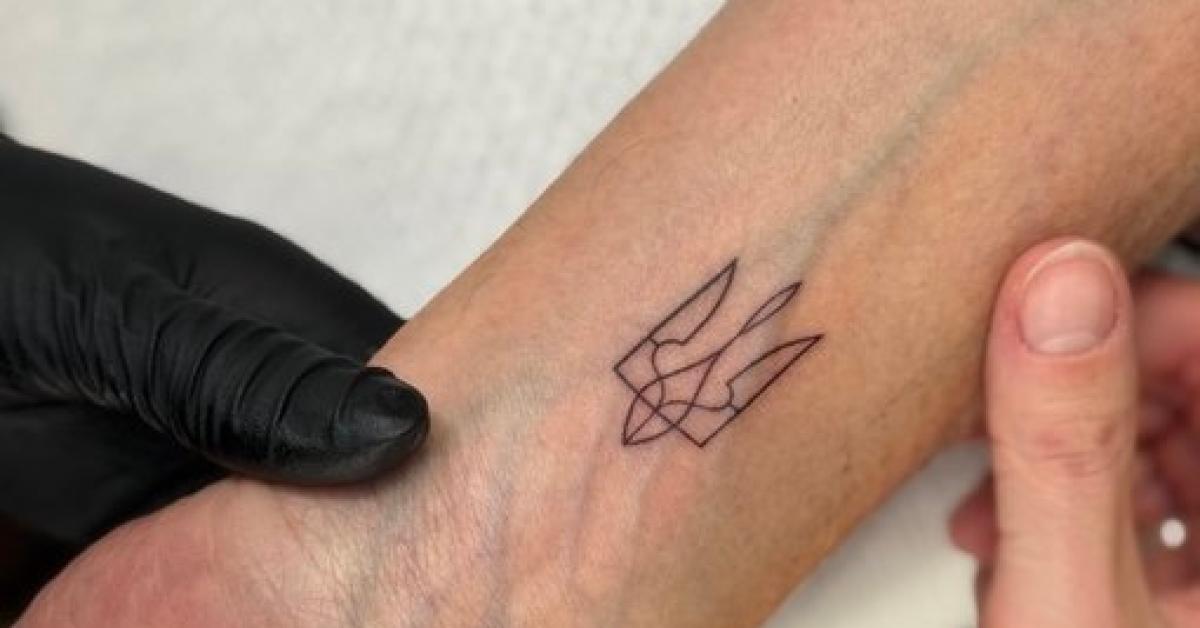 Carlo Calenda e il Tryzub sul braccio: tra politica da bar, simboli antichi e social da prima serata