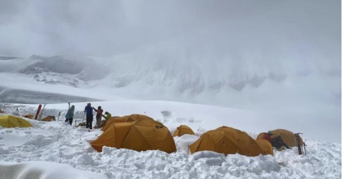 Nepal, rientrati a Kathmandu i 5 alpinisti di Como dati per dispersi nella valle del Khumbu: “Noi eravamo tranquillissimi, senza nessun tipo di problema”