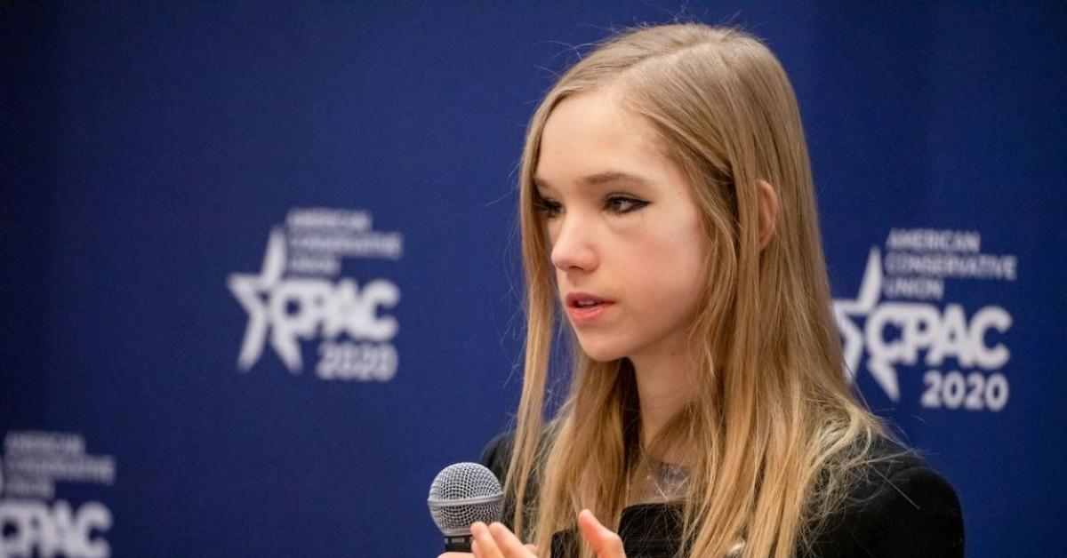 Germania, attivista di estrema destra Naomi Seibt chiede asilo negli Usa: “Minacciata di morte da antifa e bersaglio dei servizi segreti”