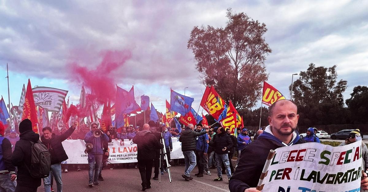ex ilva sindacati attaccano il governo vogliono chiudere l acciaieria 6mila operai in cassa integrazione da gennaio da Ilgiornaleditalia.it ex ilva sindacati attaccano il governo vogliono chiudere l acciaieria 6mila operai in cassa integrazione da gennaio