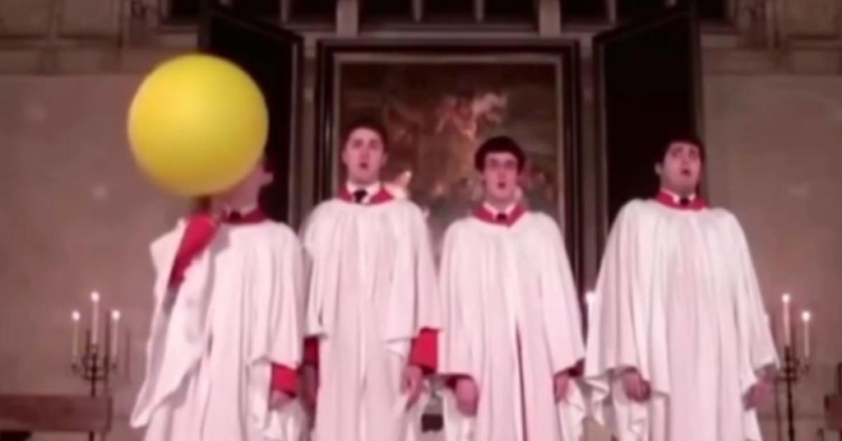 Corista inala elio da un palloncino per raggiungere una nota altissima mentre canta, il suono sembra ultraterreno   VIDEO