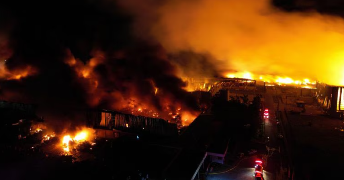 Buenos Aires, potente esplosione nella zona industriale, almeno 15 feriti e diversi ustionati, il sindaco: "Incendio enorme" VIDEO Buenos Aires, potente esplosione nella zona industriale, almeno 15 feriti e diversi ustionati, il sindaco: "Incendio enorme" VIDEO