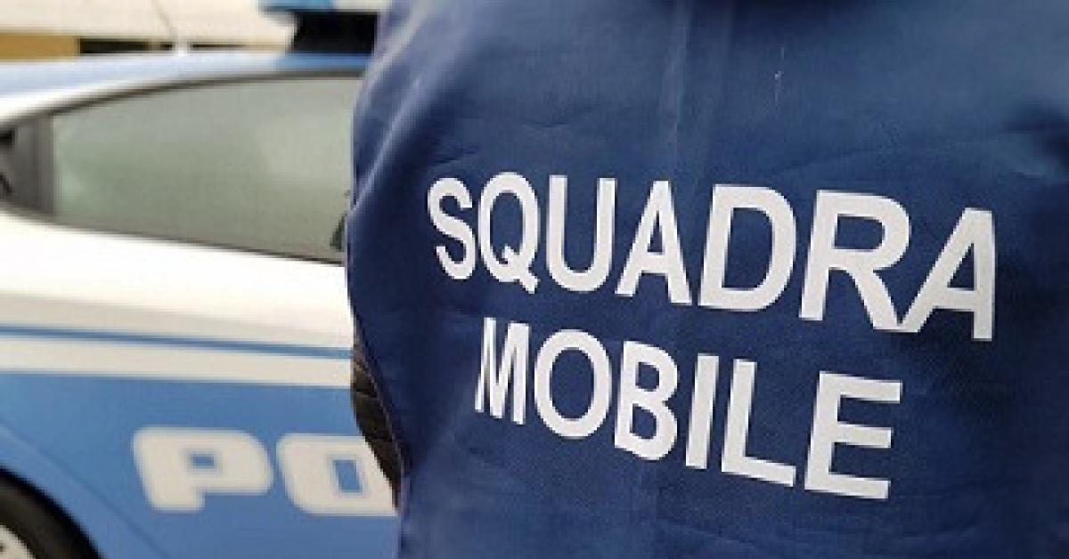 Napoli, agguato in pieno giorno, ucciso a colpi d Napoli, agguato in pieno giorno, ucciso a colpi d