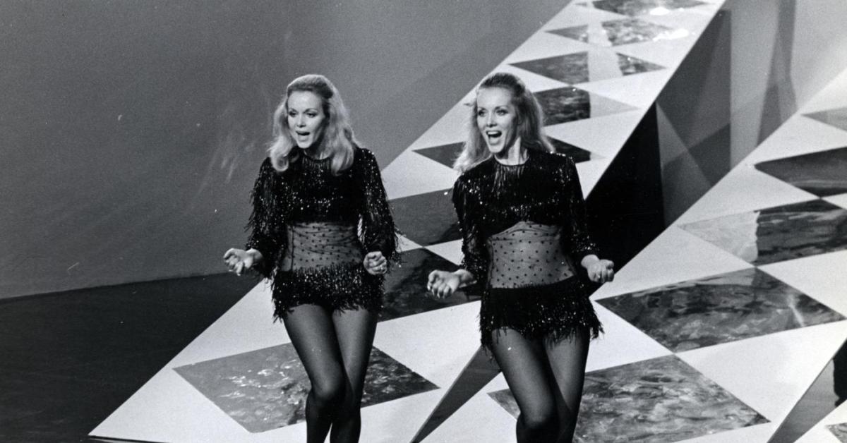 La storia delle gemelle Kessler, icone di emancipazione e audacia: mostravano le gambe in TV e indossavano minigonne attillate sfidando la censura senza volgarità