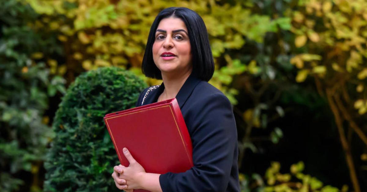 Uk, stretta su visti per richiedenti asilo e rifugiati politici, status ridotto da 5 anni a 30 mesi, ministra Mahmood: “Stop a golden ticket” Uk, stretta su visti per richiedenti asilo e rifugiati politici, status ridotto da 5 anni a 30 mesi, ministra Mahmood: “Stop a golden ticket”