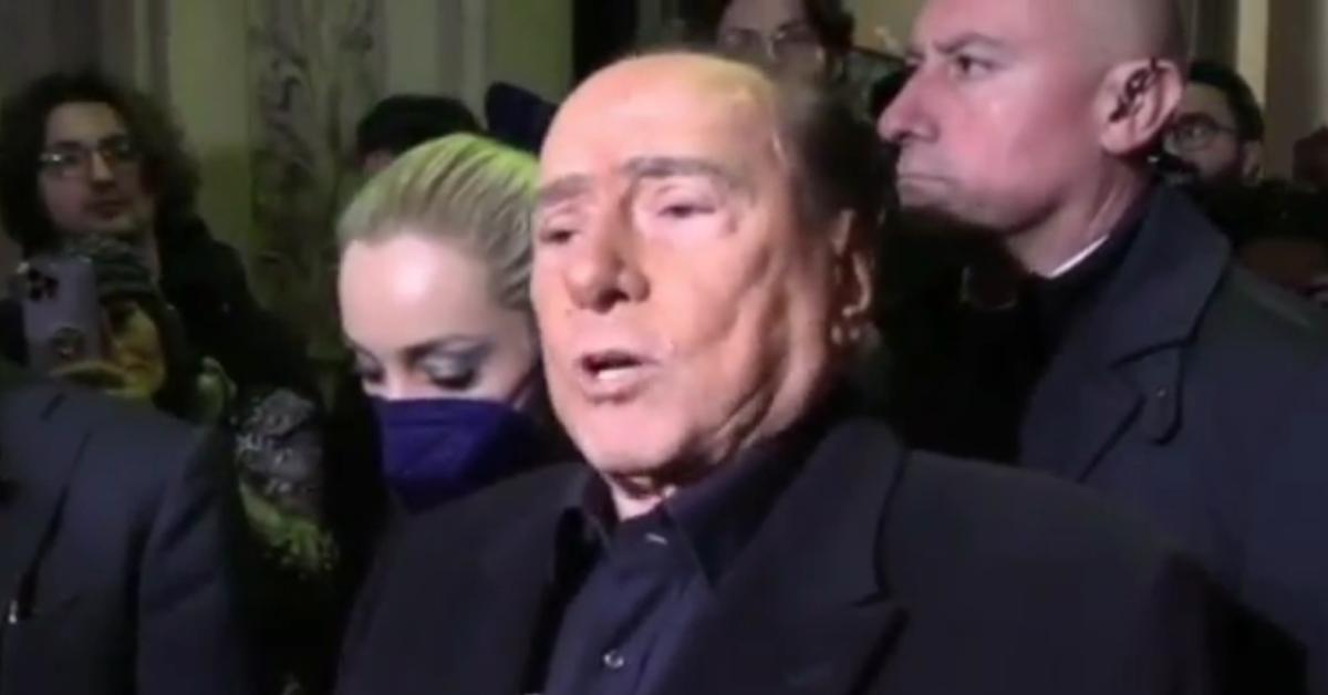 Berlusconi su Zelensky nel 2023: "Non doveva attaccare il Donbass, Biden dovrebbe offrirgli piano Marshall da 9mld per ricostruire Ucraina in cambio del cessate il fuoco