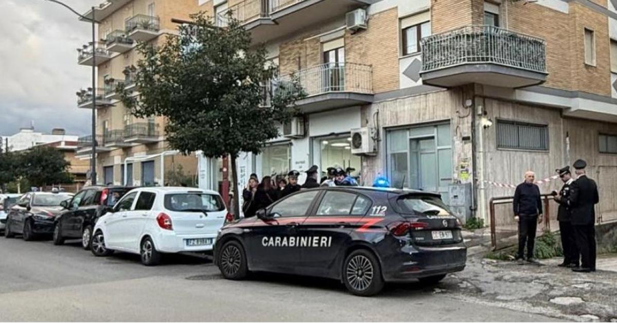 San Paolo Bel Sito (Na), giovane di 25 anni chiama il 112  e confessa di aver ucciso a coltellate la sorella 23enne Noemi Riccardi, sul posto carabinieri, sanitari e scientifica