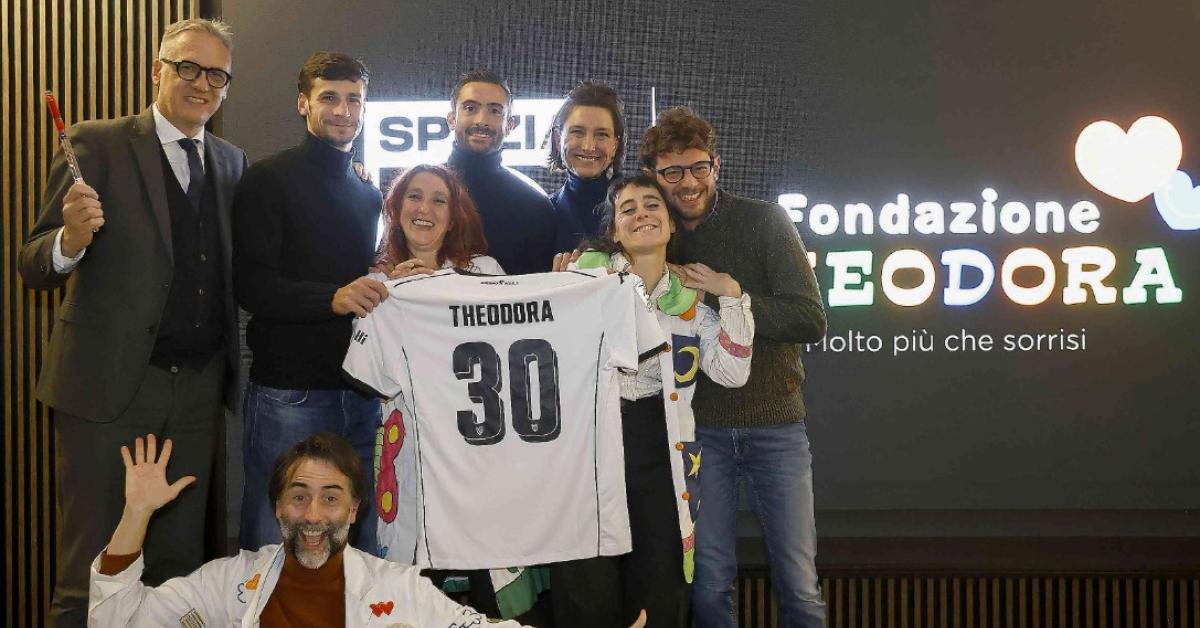 Fondazione Theodora e Spezia Calcio firmano un accordo biennale; eventi dedicati e una maglia all’asta per sostenere i bambini in ospedale