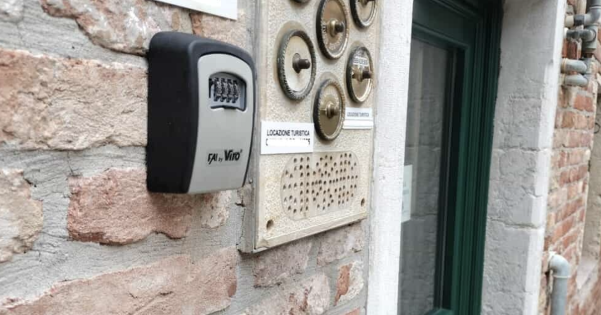 Check in per affitti brevi, per CdS obbligo di identificazione di persona degli alloggiati, ammesse tecnologie di riconoscimento e videochiamate