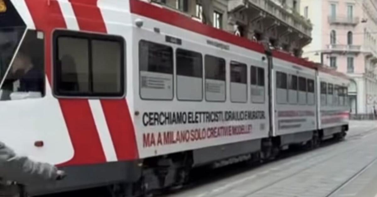 Milano, sui tram lo spot provocatorio di Save Group alla ricerca di personale: “Cerchiamo elettricisti, ma ci ...
