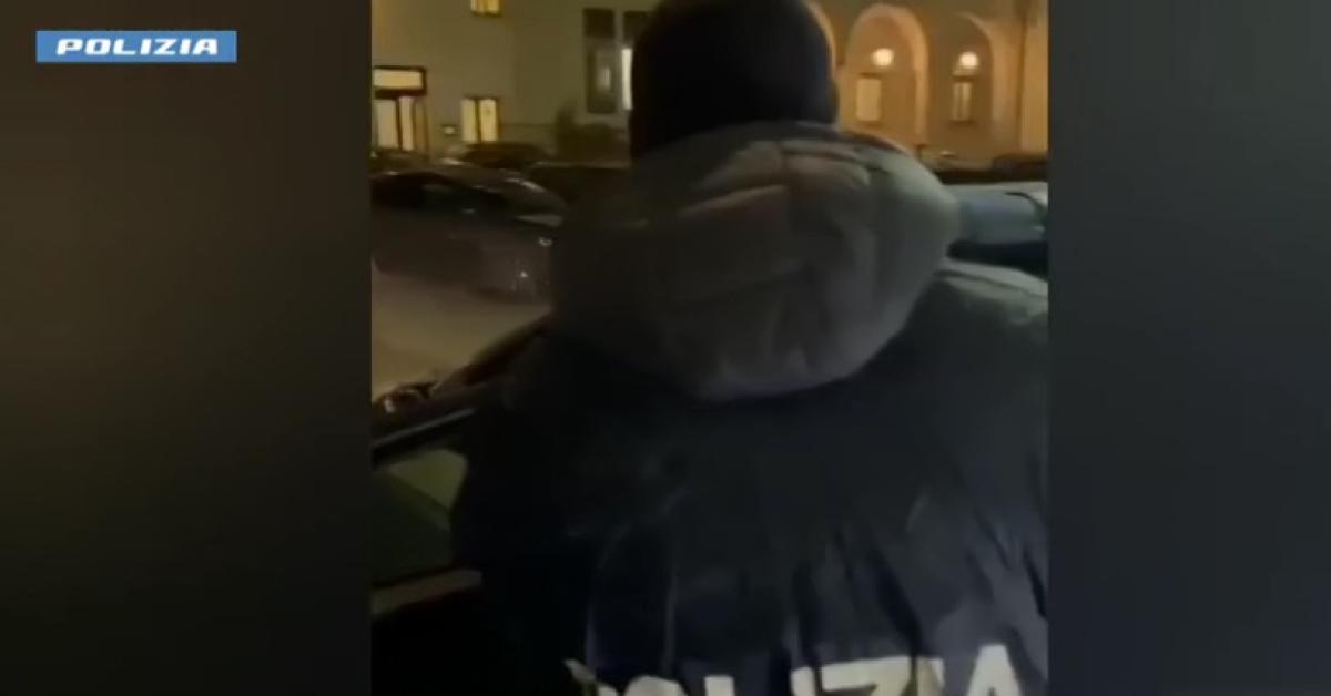 Torino, arrestato Don Alì, 24enne tiktoker "re dei maranza" accusato di minacce contro un insegnante: "trovato nascosto in una cantina" VIDEO Torino, arrestato Don Alì, 24enne tiktoker "re dei maranza" accusato di minacce contro un insegnante: "trovato nascosto in una cantina" VIDEO