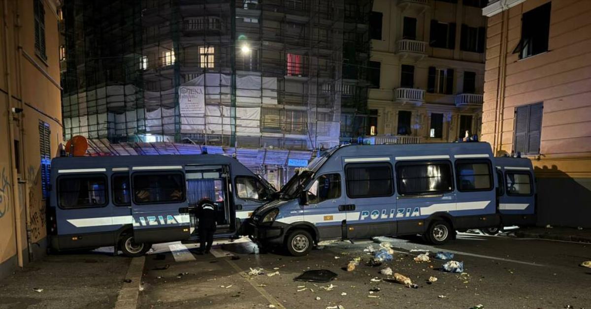 Genova, corteo antifascista si trasforma in un assalto alla polizia, otto agenti feriti da pietre e petardi