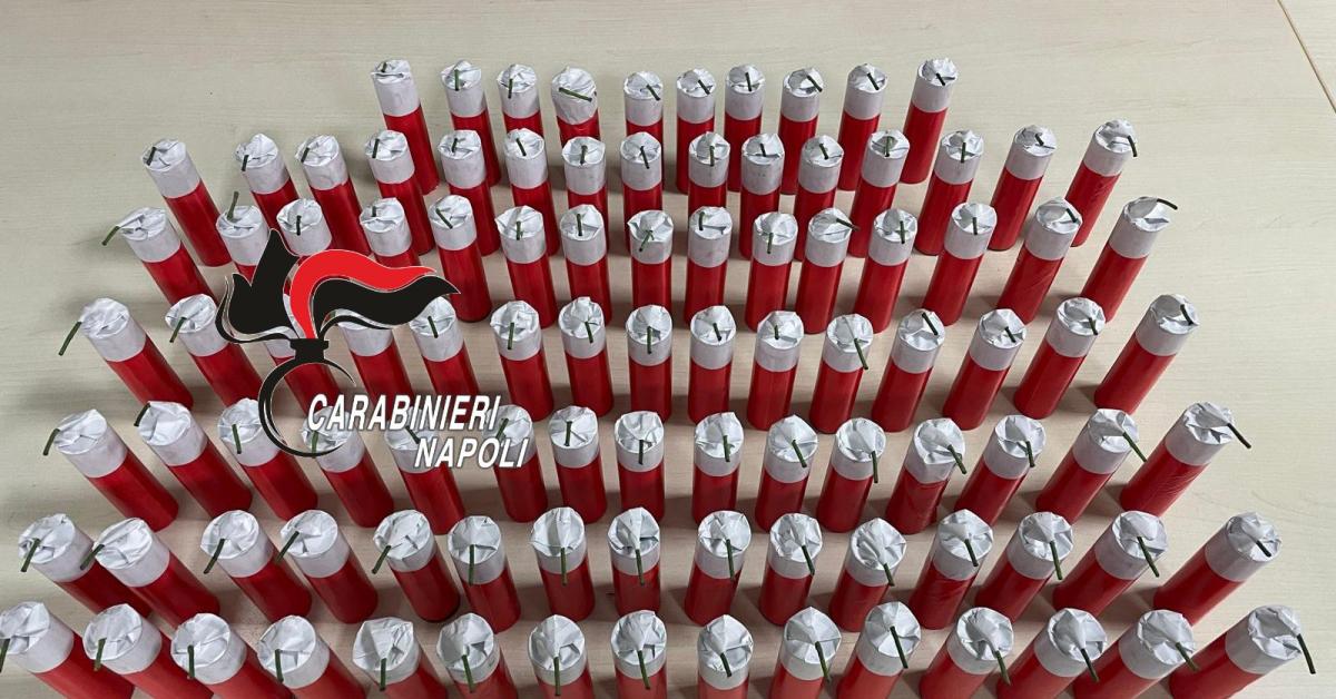 napoli 100 botti illegali per oltre 4kg di esplosivo trasportati in auto da 25enne incensurato necessario l intervento degli artificieri
