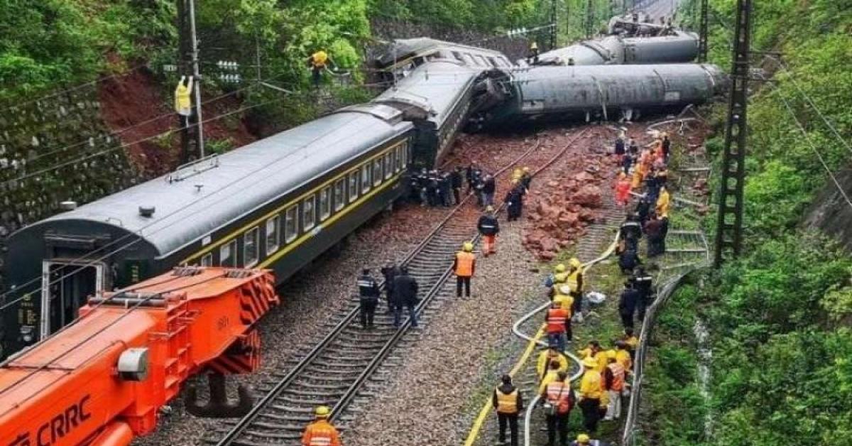 Cina, treno travolge operai durante “test su apparecchiature sismiche” in stazione Luoyang Town a Kunming: 11 morti e 2 feriti – VIDEO