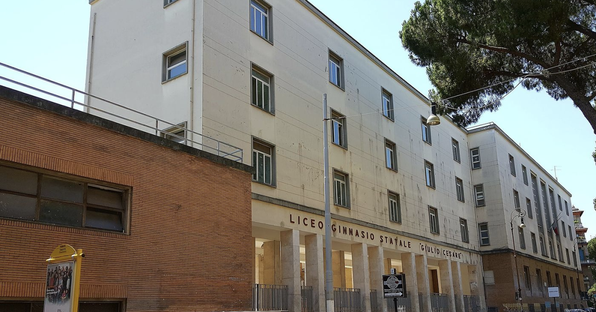 Roma, ‘Lista stupri’ con 9 nomi di studentesse sul muro del Liceo G Cesare, Valditarra: “Intollerabile, la scuola può intervenire con nuove norme"